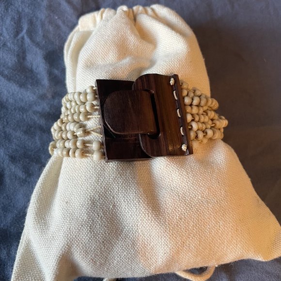 Multi Strand Cream Bead Stretch Bracelet With Chunky Wood Clasp EUC - Picture 5 of 5